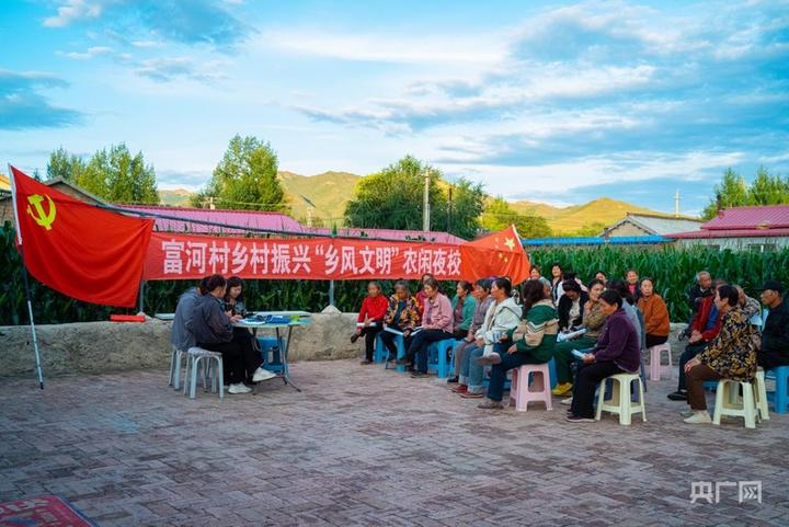 巴林左旗:农闲夜校开讲 草原书屋润养乡风