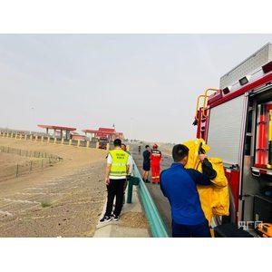 危化品罐车高速公路泄漏，他们用5小时与死神竞速！
