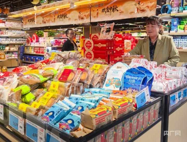 伊金霍洛旗：双节货源储备充足 节日市场消费红火