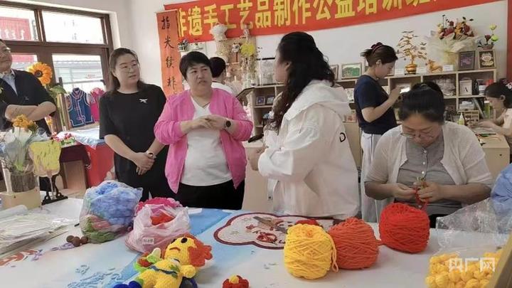玉米皮上绘振兴：林西县妇联巧手铺就 妇女“家门口”的致富路