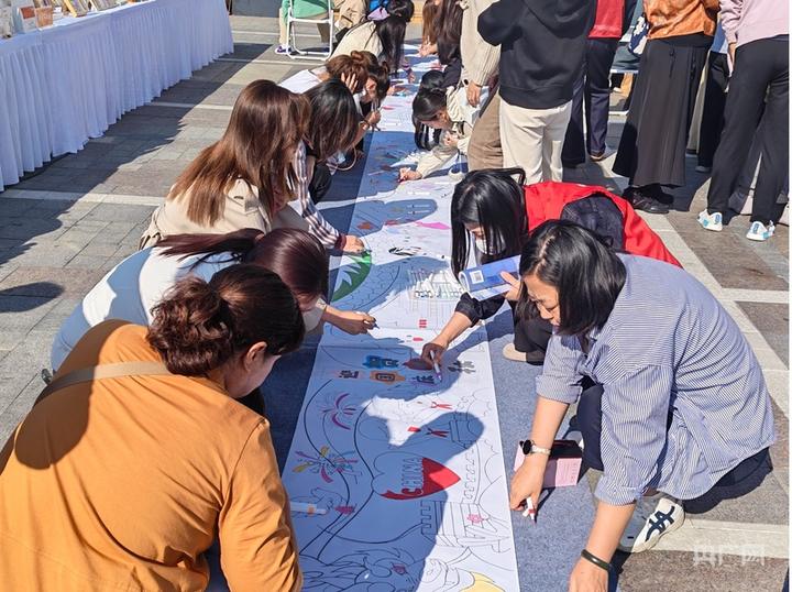 月满中秋!呼和浩特市万通路街道居民绘就十米基层民族团结画卷